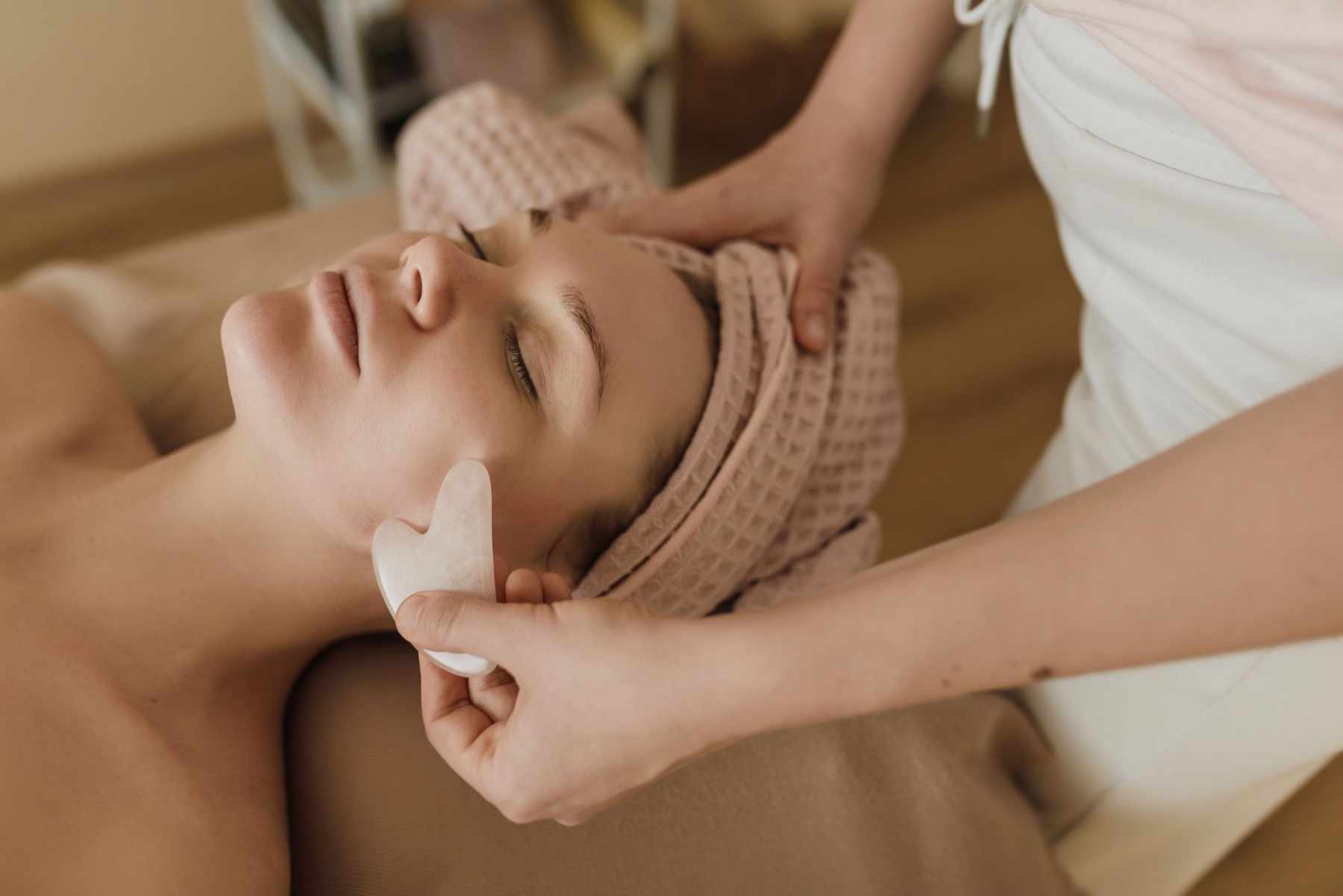 Soin facial naturel avec un outil de massage