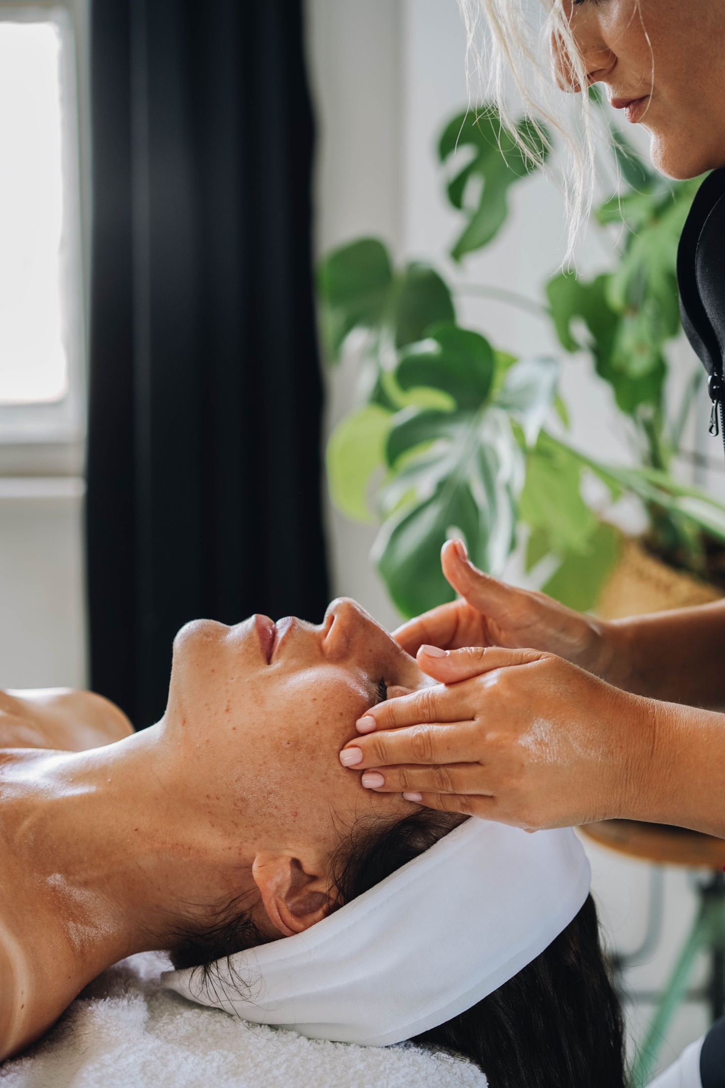 Praticienne réalisant un massage du visage