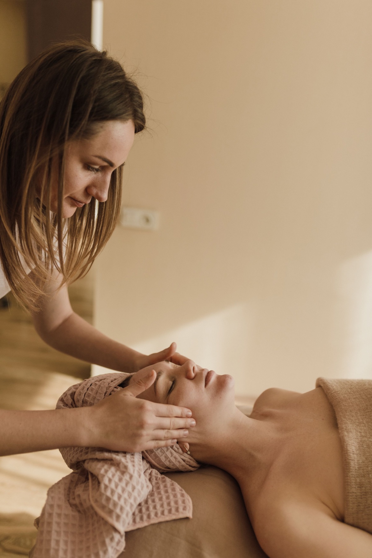Praticienne réalisant un massage facial personnalisé